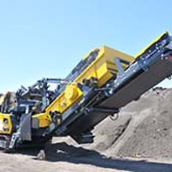 Fully electric mobile asphalt crusher