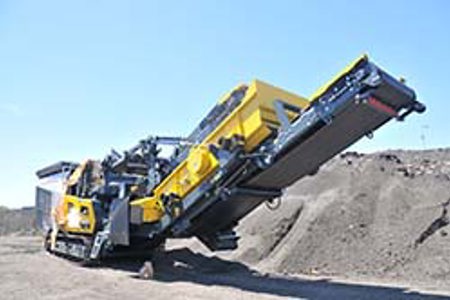 Fully electric mobile asphalt crusher